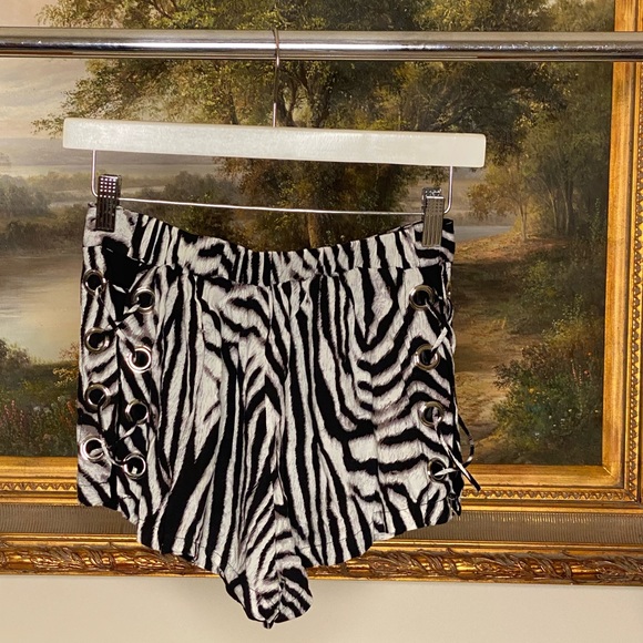 MILLAU LF Spliced Mini Shorts size Small - Picture 2 of 6